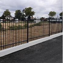 Clôture barreaudée moderne | Étiage