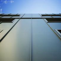 Façades en panneaux isolants à effet joint-debout | ITE