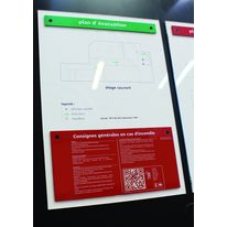 Panneau d'affichage à texte sérigraphié et code-barre | Consign