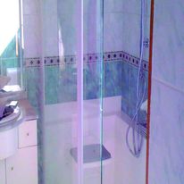 Douche Senior adaptables à toutes les configurations de salle de bains | Confort +