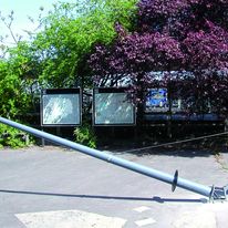 Mât à embase avec système de platine basculante | MÂT BASCULANT COMPOSITE