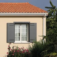 Volet battant aluminium avec motorisation solaire et bâti rénovation | Mistral battant solaire 