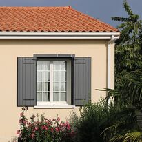 Volet battant aluminium avec motorisation solaire et bâti rénovation | Mistral battant solaire 