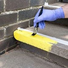 Peinture résistante et antidérapante pour signaler les bords de marches | Watco