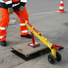 Outil manuel pour la manutention de plaques et tampons métalliques de voirie | Liftplaq