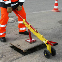 Outil manuel pour la manutention de plaques et tampons métalliques de voirie | Liftplaq