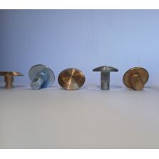 Clous podotactiles en inox, laiton ou polymère pour signalisation au sol destinée à avertir les personnes malvoyantes des zones à risque.