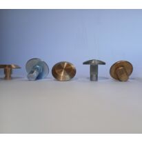 Clous podotactiles en inox, laiton ou polymère pour signalisation au sol destinée à avertir les personnes malvoyantes des zones à risque.