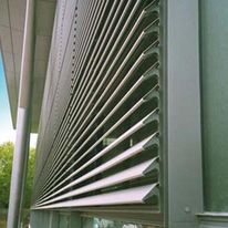 Brise-soleil fixe à lames inclinables