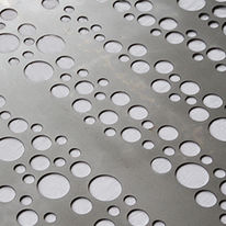 Plaques métalliques avec perforations rondes | Rythmic Exau