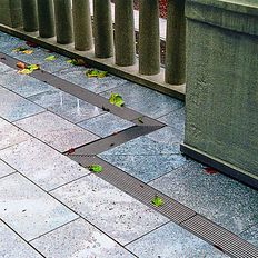 Caniveaux de terrasse pour drainage en acier galvanisé aussi pour les toitures, les façades et les toitures plates ou végétalisées | ACO Profiline