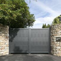 Portail battant ou coulissant à lames extra-larges en aluminium | KARANTAN