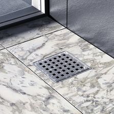 Caniveau pour douche à l'italienne avec grille inox et sortie à 360° | CANIVEAUX DE DOUCHE A L’ITALIENNE