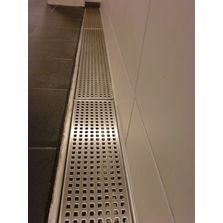 Caniveaux, siphons et réseaux d’évacuation pour stade, gymnase et complexe sportif | BLÜCHER® 