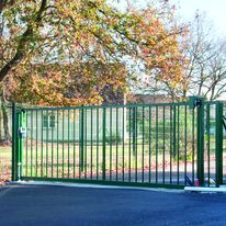 Portail coulissant en acier à manoeuvre manuelle | Troll