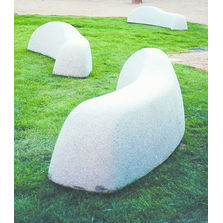 Banc en béton en forme de galet allongé | Pausa