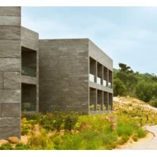 Façade ventilée en pierre naturelle pour bâtiments publics | FILITA MOARE