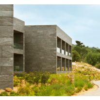 Façade ventilée en pierre naturelle pour bâtiments publics | FILITA MOARE