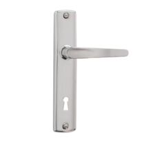 Ensemble poignée de porte basic chromé sur plaque avec trou de clé