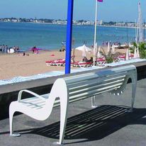 Banc droit à lattes d'acier | Paseo Banc