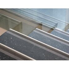 Nez d’escalier pour une qualité durable de l’aspect