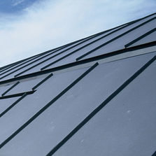 Faîtage à ventilation continue pour couverture en ardoises ou bardeaux bitumés