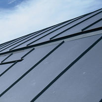 Faîtage à ventilation continue pour couverture en ardoises ou bardeaux bitumés