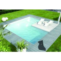 Piscine blanche avec plage intégrée en gazon synthétique | CUB'O