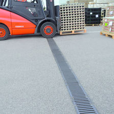 Caniveaux en Béton Polymère, feuillure fonte, grille fonte boulonnée, pour trafic lourd et intense | ACO Série S