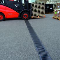 Caniveaux en Béton Polymère, feuillure fonte, grille fonte boulonnée, pour trafic lourd et intense | ACO Série S