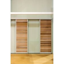 Panneaux coulissants à lamelles bois et guidage bas pour pergola | Nature