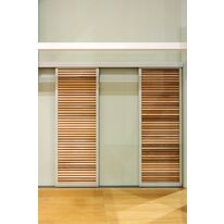 Panneaux coulissants à lamelles bois et guidage bas pour pergola | Nature