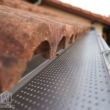 Pare-feuilles pour gouttière traditionnelle demi-ronde en zinc | GutterStark