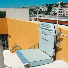 Plate-formes monte-escalier pour personnes en fauteuil roulant | Cama