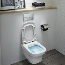 Cuvette suspendue avec abattant déclipsable et technologie sans bride | WC VOX 