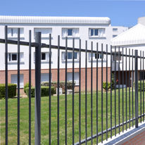 Clôture en acier à barreaudage rond | Primalis