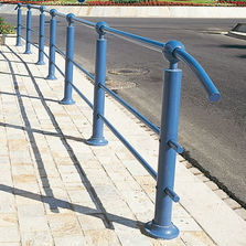 Barrière à potelets traversés par lisses tubulaires | Spheri Barrière