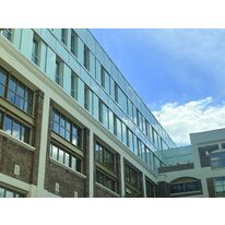 Fixation pincée de bardage verrier ventilé entre isolant et façade | Variance C