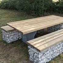 Table pique nique en gabion pierre structure métal et bois Cèdre français ou Pin CLIV | Gamme Frichti