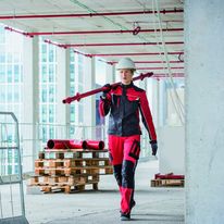 Vêtement de travail à coupe ajustée pour femme | Mewa Dynamics