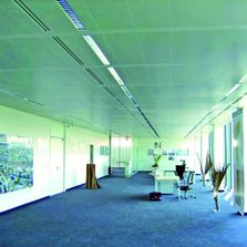 Bacs lourds métalliques pour plafond acoustique de bureaux cloisonnés | Décibel