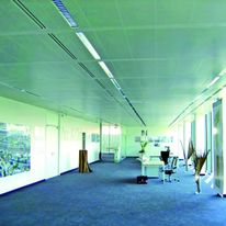 Bacs lourds métalliques pour plafond acoustique de bureaux cloisonnés | Décibel