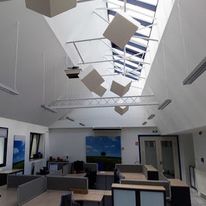 Cube absorbant acoustique et décoratif finition tissu | ACUSTIART CUBO 