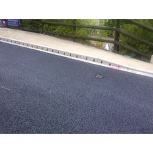 Caniveaux bordures de trottoir monolithiques en Béton Polymère | ACO Kerbdrain