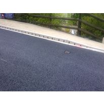 Caniveaux bordures de trottoir monolithiques en Béton Polymère | ACO Kerbdrain