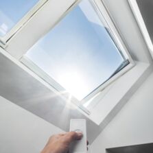 Fenêtre de toit à rotation motorisée | FTP-V Z-Wave FAKRO