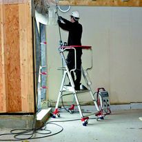 Echelle à plate-forme sur roulettes pivotantes | Wheelys