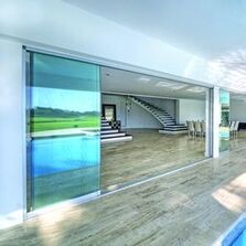 Fermeture vitrée panoramique à panneaux coulissants | Seeglass Run