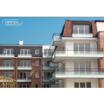 Garde-corps à vitrage filant devant poteaux | Villeglace filant