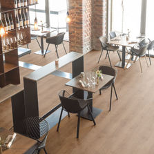 Revêtement de sol hybride associant les avantages du stratifié et du vinyle | EGGER Pro Design Flooring 